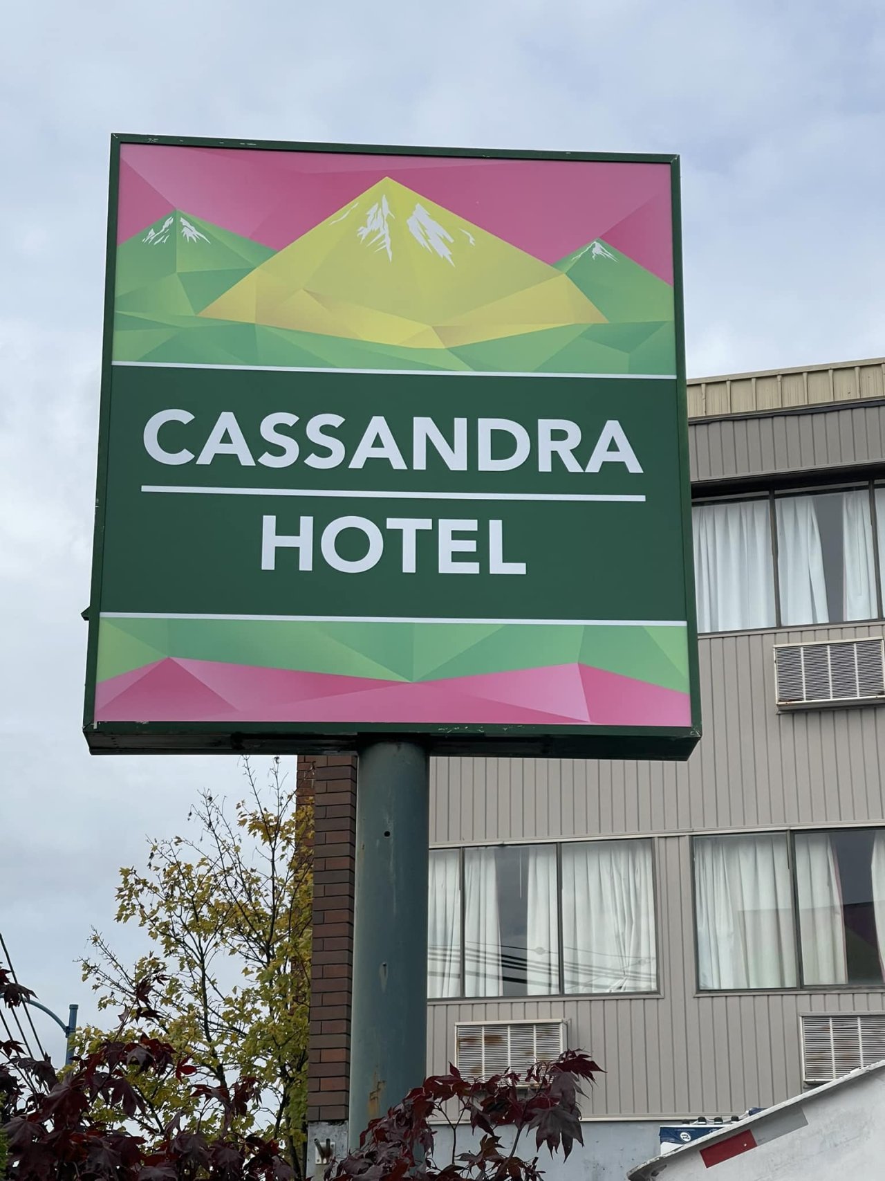 Pylon Sign Reface and Retro for a Hotel